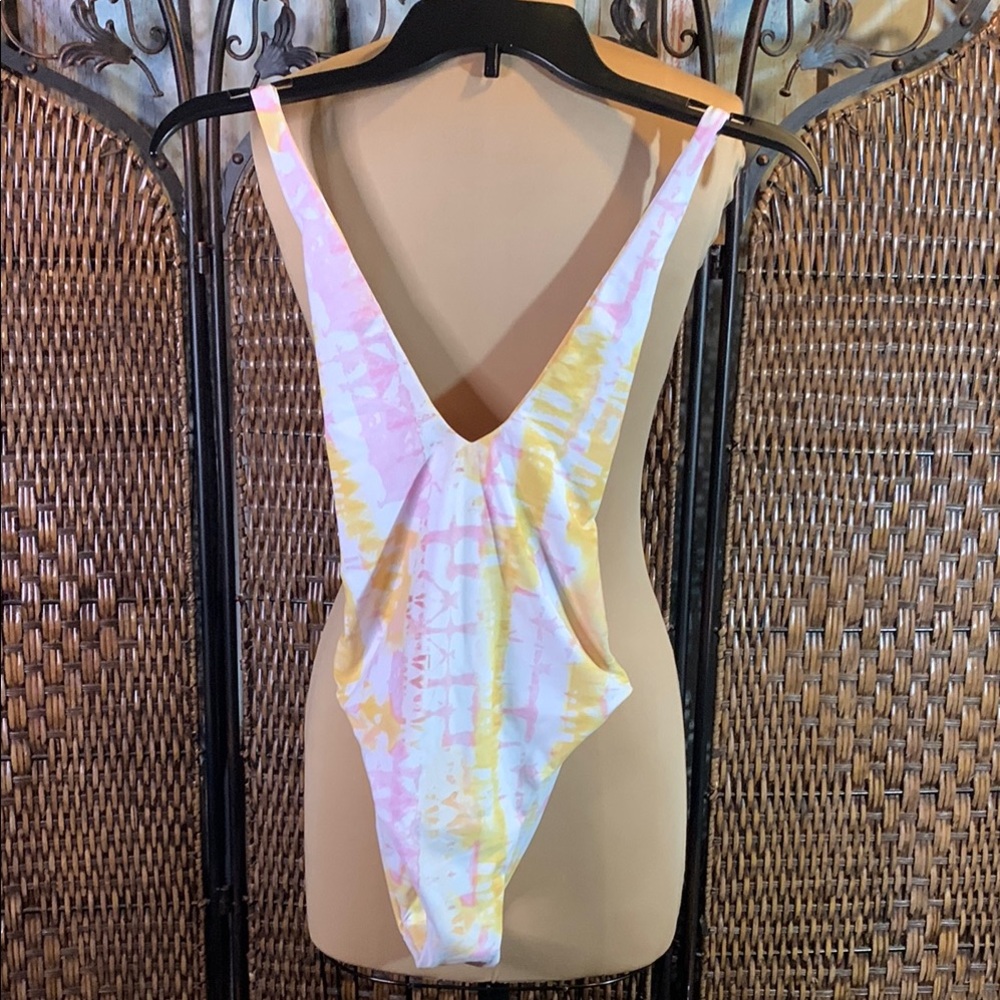 🚫SOLD🚫NWT Skatie Crisscross Adjustable Strap Swim Suit Size S